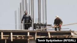 Курулуп жаткан көп кабаттуу үй. Бишкек. Иллюстрациялык сүрөт.