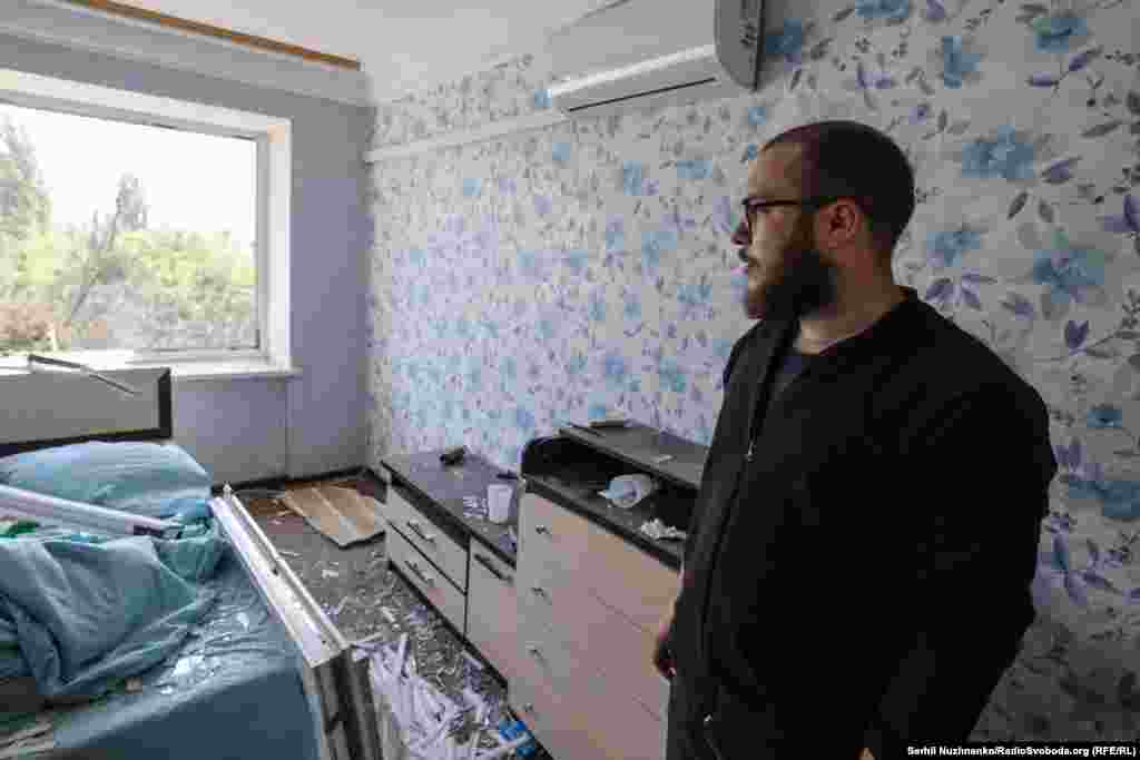 Віктор, мешканець однієї з пошкоджених квартир, розповів кореспондентові Радіо Свобода про те, що їх із дружиною врятувало те, що на момент вибуху вони не були біля вікна