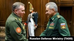 Міністар абароны Расеі Сяргей Шайгу (справа) прымае беларускага міністра абароны Віктара Хрэніна. Сакавік 2021 году.