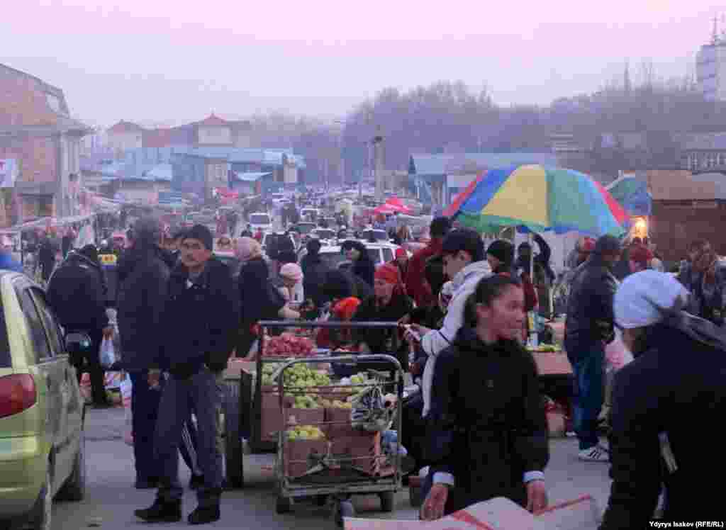 Ош шаары менен аэропортту бириктирүүчү жол азырынча базардын милдетин аткарууда.