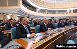 Сыртқы істер министрі Мұрат Нұртілеу (алдыңғы қатарда сол жақта) парламентте президент жолдауын тыңдап отыр. Астана, 8 қыркүйек, 2025 жыл.