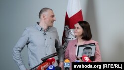 Сяргей і Сьвятлана Ціханоўскія на прэсавай канфэрэнцыі ў Вільні, 22 чэрвеня 2025 году