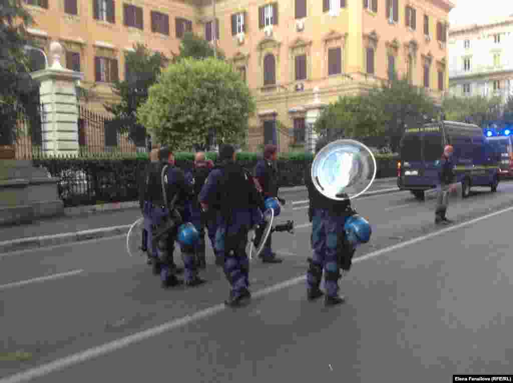 Полиция у Дворца финансов после стычки с демонстрантами