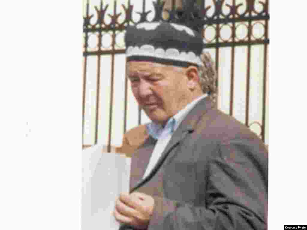 Mухолифатдаги “Бирлик” ҳаракати аъзоси, 1992 йилдан бошлаб эса Ўзбекистон инсон ҳуқуқлари жамиятининг Самарқанд вилояти Иштихон тумани бўлими раҳбари Норбой Холжигитов 2005 йилги Андижон воқеаларидан кўп ўтмай¸ порахўрлик ва товламачиликда айбланиб ҳибсга олинди ва 10 йил муддатга озодликдан маҳрум қилинди. Қаршидаги қамоқхонада жазо муддатини ўтаётган 60 ёшли Норбой Холжигитовнинг саломатлиги оғир аҳволда.