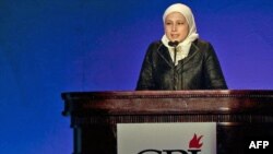 Dagystanda orsça çykýan “Çernowik” atly garaşsyz hepdeligiň habarçysy Nadira Isaýewa Nýu Ýorkda, 23-nji noýabr.