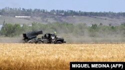 БМ-21 «Град» – реактивна система залпового вогню, яка використовує снаряди калібру 122 міліметри, вони є стандартом радянського зразка