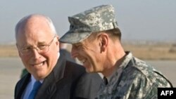 دیدار دیک چینی با ژنرال دیوید پترائوس، فرمانده نیروهای آمریکایی در عراق. (عکس:AFP)