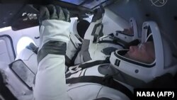 Роберт Бенкем (на першому плані) та Даґлас Герлі під час першої спроби запуску, 27 травня, Космічний центр Кеннеді, Флорида