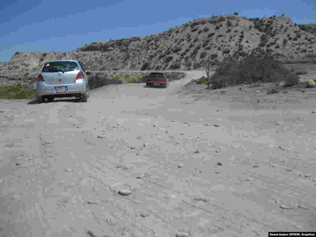 Дорога грунтовая, некоторые участки размыты частыми селями. Из-за этого 12 километров пути на машине преодолеваются за час.&nbsp;