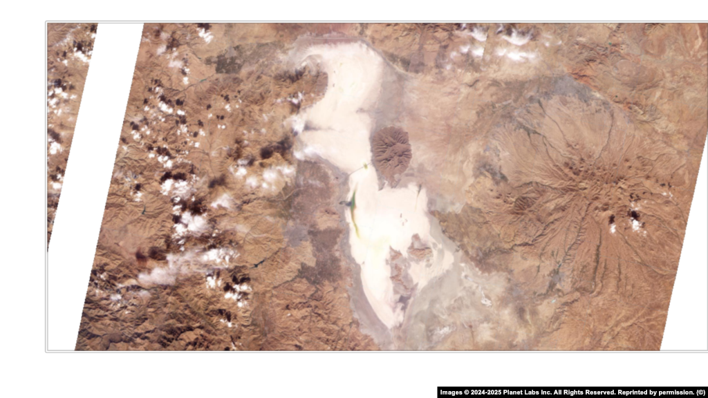 دریاچهٔ ارومیه: که زمانی بزرگ‌ترین دریاچهٔ شور خاورمیانه بود، کاهش سطح آن زیست‌بوم‌ها و معیشت ساکنان شمال غرب ایران را تهدید کرده و بحران روزافزون آب در منطقه را نمایان ساخته است.