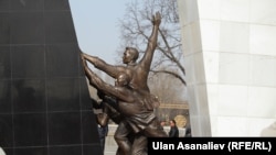 2010-жылдагы 7-апрелдеги элдик ыңкылапта курман болгондордун айкели. Бишкек. Кыргызстан. 2013-жылдын 7-апрели.