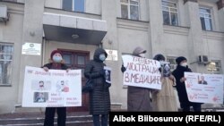 Бишкекте Саламаттык сактоо министрлигинин алдындагы пикет. 25-январь, 2021-жыл.