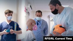 Андрій П’ятов (праворуч) у клініці «Охматдит»