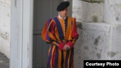 حفاظت از جان پاپ ، و حضور در مراسم رسمی واتيکان با اونيفورم های رنگارنگی که ميگل آنژ در قرن ۱۶ طراحی کرده است ، از جمله وظايف کوچک ترين ارتش جهان است که از ۱۳۰ نظامی تشکیل می شود.