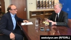 Директор Армянской службы Радио Свободная Европа/Радио Свобода Грайр Тамразян берет интервью у советника президента США по вопросам национальной безопасности Джона Болтона, Ереван, 25 октября 2018 г.