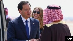  Государственный секретарь США Марко Рубио встречает заместителя министра протокола Саудовской Аравии Абдулмаджида аль-Смари по прибытии в международный аэропорт имени короля Халида в Эр-Рияде 17 февраля 2025 года.