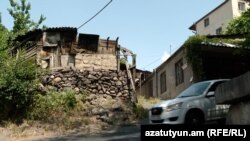 Գերակա շահ ճանաչված տներ՝ «ՀայՓոստի» շենքի հետևում