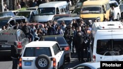 Armenia - Opposition supporters block a street in Yerevan, 16 April 2018.