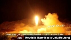 این تصویر از پرتاب موشک از یمن را یک شبکه هوادار حوثی‌ها در ۱۴ آبان منتشر کرده‌است