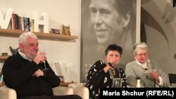 Борис Херсонський з перекладачками Джамілею Стегліковою і Даною Стегліковою