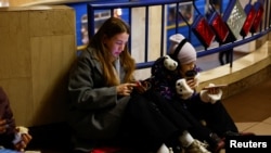 Орусиянын армиясынын ракета жана дрон менен жасалган чабуулунан жер төлөлөрдө коргонуп отурган Киевдин тургундары. 13-ноябрь, 2024-жыл. Украина.