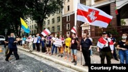 Акцыя салідарнасьці каля амбасады Беларусі ў Кіеве, архіўнае фота