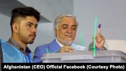 Абдулла Абдулла (праворуч) під час голосування, Кабул, 28 вересня 2019 року