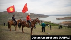 Участники акции около Кемпирабадского  водохранилища. 19 апреля 2021 года. 