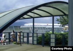 Аэрапорт у горадзе Ціват (Чарнагорыя). Да адлёту ў Менск застаюцца хвіліны. 2005.