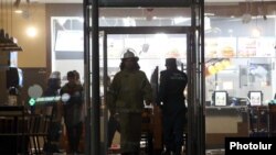 ԱԻՆ աշխատակիցները «Բուգեր Քինգ»-ում, Երևան, 2-ը ապրիլի, 2018թ․