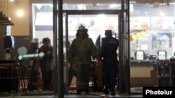 ԱԻՆ աշխատակիցները՝ «Բուրգեր Քինգ» արագ սննդի կենտրոնի առաջին հարկում պայթյունից հետո