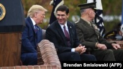 مارک اسپر (نفر وسط) در حال صحبت با دونالد ترامپ، رئیس‌جمهوری آمریکا.