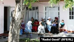 Ин занон дар хонаи фолбине, ки худашро "табиби мардумӣ" меномад, дар навбат истодаанд. Акс аз бойгонӣ