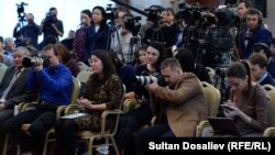 Кыргызстанда иштеген журналисттер. Иллюстрациялык сүрөт.