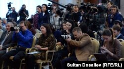 Журналисттер Алмазбек Атамбаевдин маалымат жыйынында, ноябрь, 2016-жыл