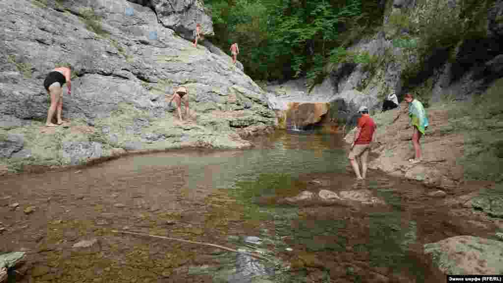 &quot;Gençlik vannası&quot; - marşrutnıñ soñu. Evelleri onıñ adı Qara göl edi. Suv arareti mında 9-11 derecede ola