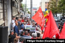 Фото із фейсбука Додона. Акція соціалістів перед Центральною виборчою комісією Молдови. Кишинів, 19 серпня 2025 року
