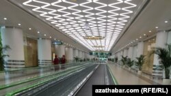Halkara aeroportunyň binasy. Türkmenistan (Illýustrasiýa suraty)