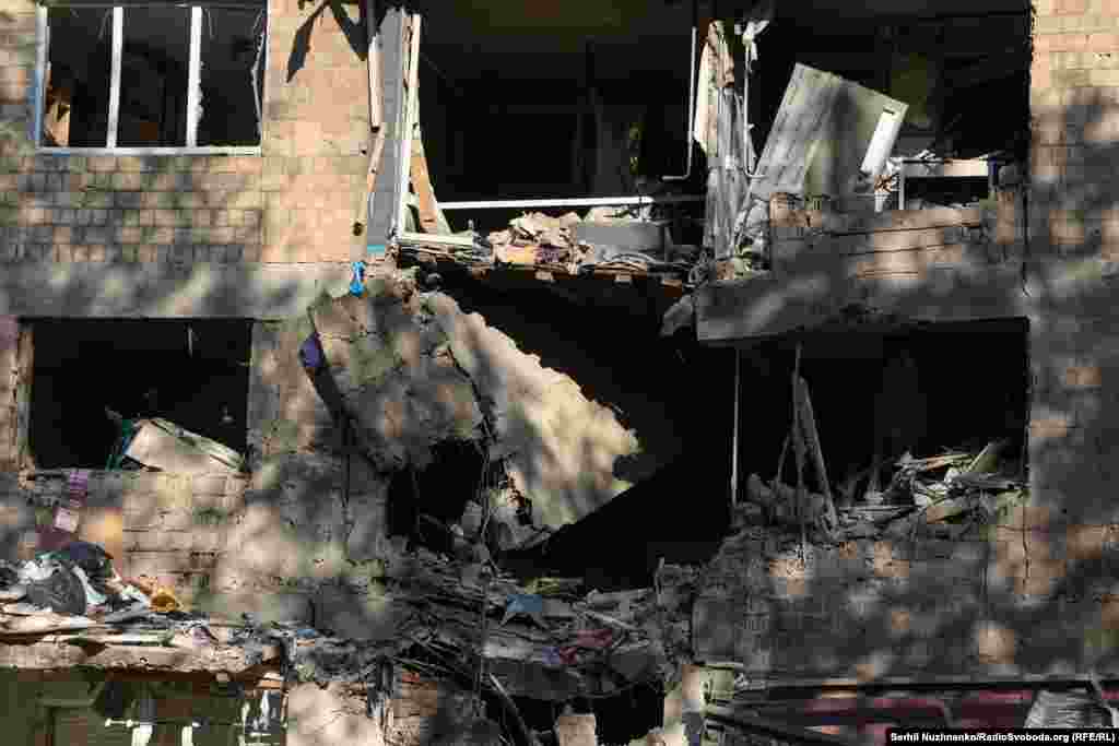 Зруйновані помешкання пошкодженого багатоквартирного будинку у Києві 