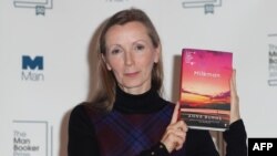 آنا برنز با کتاب «شیرفروش»