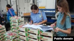 "Евразия" азык-төлек келәтләрен тикшергәндә чикләүләргә эләккән персиклар табылган. 