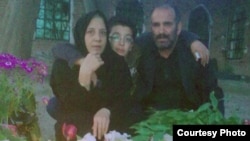 خانواده بهنود رمضانی، بر سر مزار او