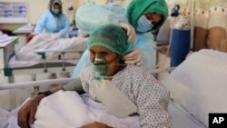 Əfqan həkim COVID-19 xəstəsini müayinə edir