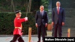 Прем’єр-міністр Косова Рамуш Харадінай (л) і прем’єр-міністр Албанії Еді Рама у Тирані, Албанія, 27 вересня 2017 року