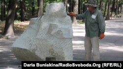 Скульптор Віктор Крючков викарбовує портрет Шевченка у повний зріст