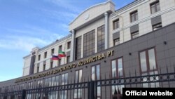 Татарстанның Транспорт һәм юл хуҗалыгы министрлыгының бер телдә генә язылган тышкы ягы