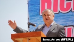 Өмүрбек Текебаев жаштар курултайында