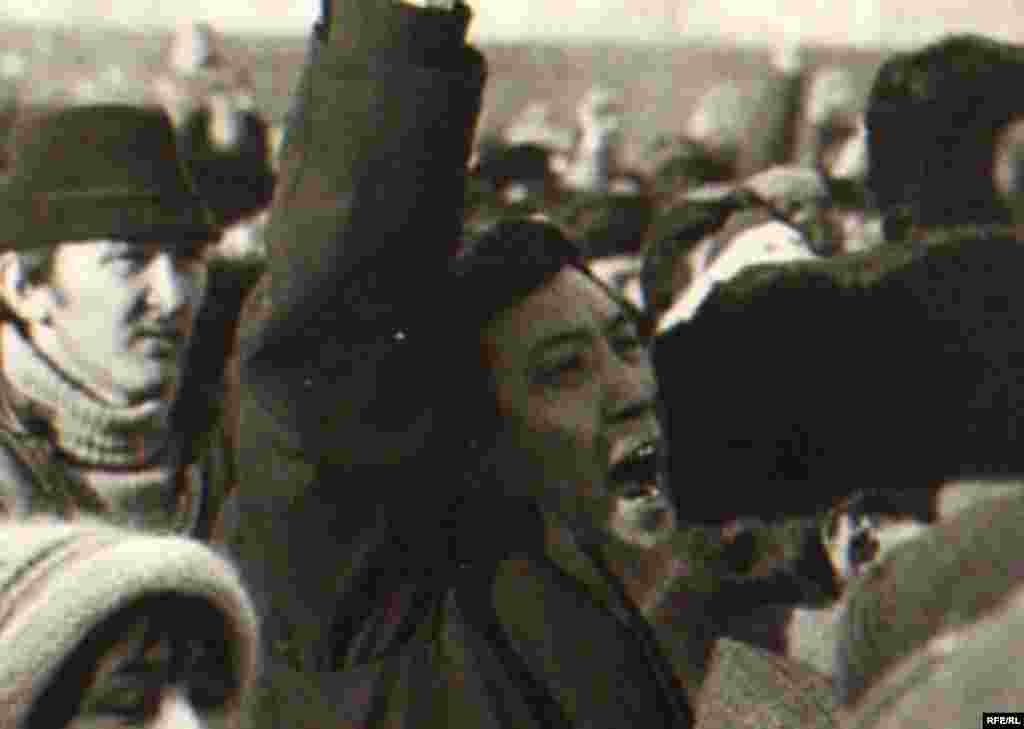 Окуянын күбөлөрү аянтка жаштар жык толуп, ыр ырдап, тынч жүрүшкө чыкканын айтышат.