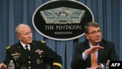 اشتون کارتر، وزیر دفاع آمریکا (راست)، در کنار مارتین دمپسی، رئیس ستاد کل نیروهای مسلح ایالات متحده آمریکا