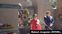 Эстелик тактасынын ачылышына экс-президент Роза Отунбаева катышты.